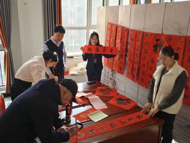 新春走基層丨翰墨書香迎新春 義寫春聯(lián)送祝福